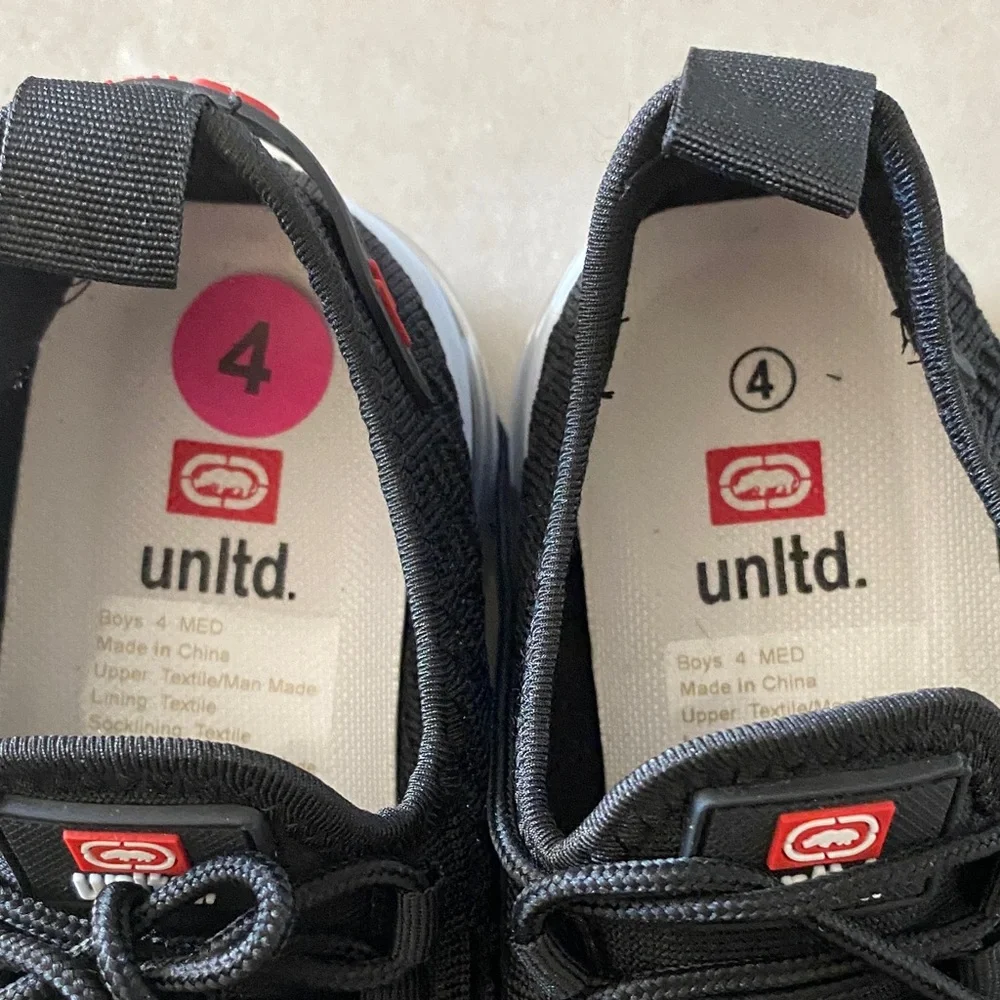 ECKO Unltd Boy’s Black And White Sheakers Shoes Size 4 Like New